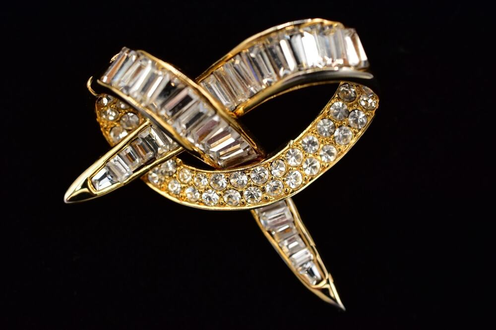 Vintage Crystal Heart Pretzel Knot Pin Brooch Baguette Rhinestone Gold 1980s 9B